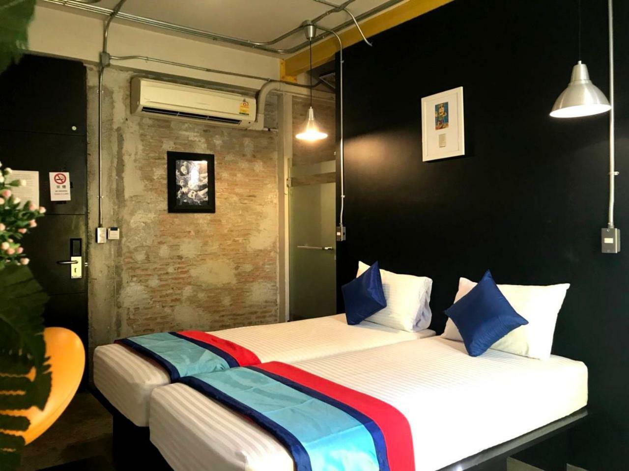 Silom Art Hostel Bangkok Exterior photo